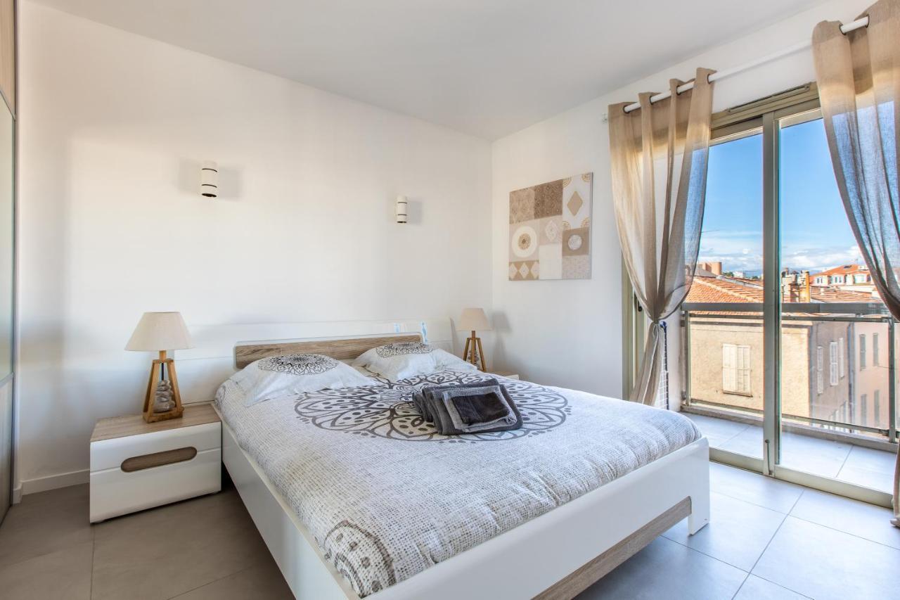 Lb Vacation Rentals I Admire Panoramic Ocean Views Through Walls Of Windows Cannes Bagian luar foto