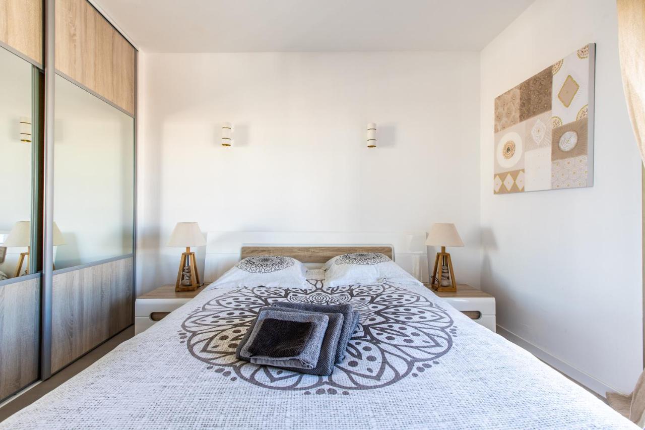Lb Vacation Rentals I Admire Panoramic Ocean Views Through Walls Of Windows Cannes Bagian luar foto