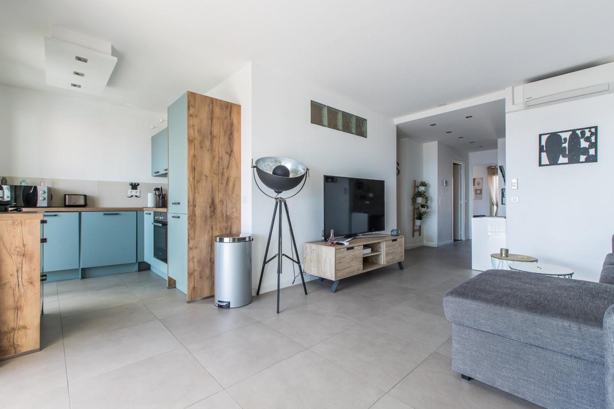 Lb Vacation Rentals I Admire Panoramic Ocean Views Through Walls Of Windows Cannes Bagian luar foto